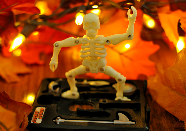 Pocket Power Glo-Bones - the glow-in-the-dark battling skeleton!