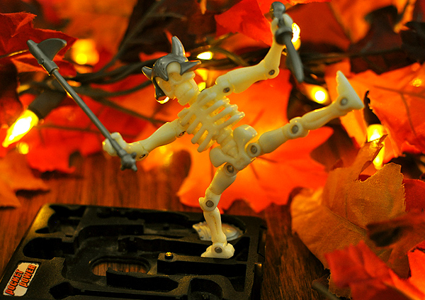 Pocket Power Glo-Bones - the glow-in-the-dark battling skeleton!